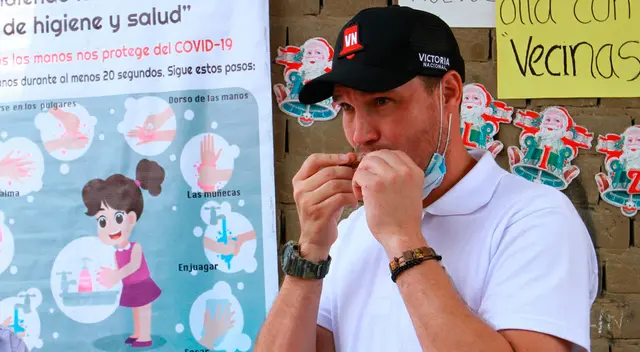 De acuerdo a la denuncia, Forsyth contrató a su amigo Raúl Renzo Navarro Maurtua por la suma de 107 mil soles, pese a que este no contaría con estudios superiores en gestión pública ni experiencia en el sector.