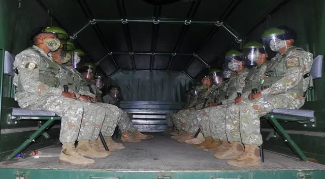 Desde este 31 de enero las Fuerzas Armadas verifican el cumplimiento de las normas dispuestas por el Gobierno frente al estado de emergencia. Desde este 31 de enero las Fuerzas Armadas verifican el cumplimiento de las normas dispuestas por el Gobierno frente al estado de emergencia.