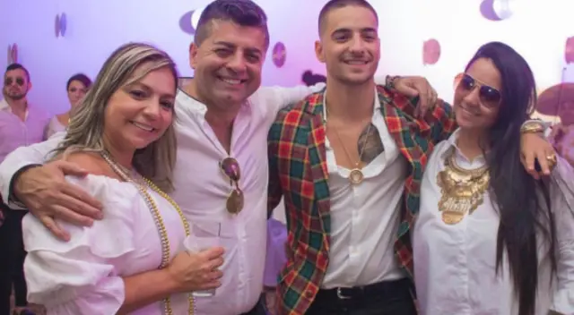 Maluma protagoniza tierna postal junto a sus padres.