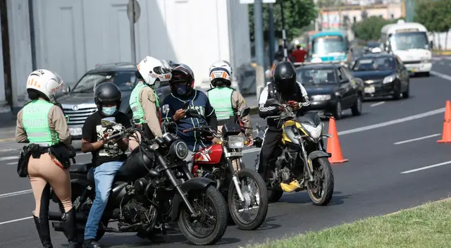 La PNP y las Fuerzas Armadas vienen garantizando el cumplimiento de las normas emitidas por el Gobierno para afrontar al coronavirus. La PNP y las Fuerzas Armadas vienen garantizando el cumplimiento de las normas emitidas por el Gobierno para afrontar al coronavirus.