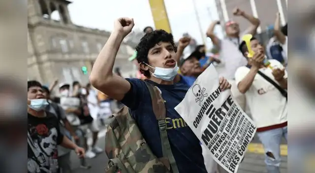 personas marchan en contra de la cuarentena sin mascarilla
