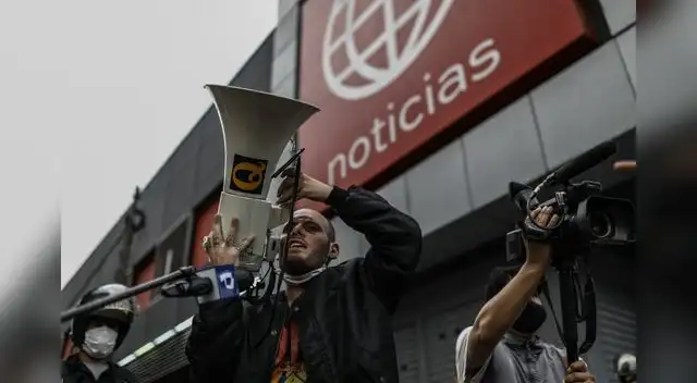 personas marchan en contra de la cuarentena sin mascarilla