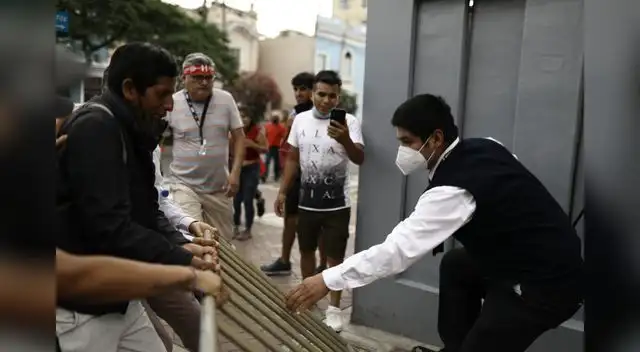 personas marchan en contra de la cuarentena sin mascarilla