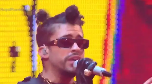 Bad Bunny sorprende con su aparición en Royal Rumble 2021.
