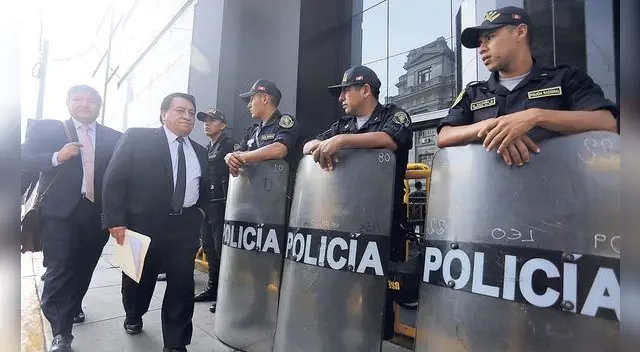 El fundado de Podemos Perú, José Luna Gálvez, habría omitido información en su hoja de vida.
