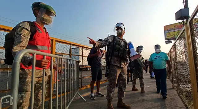 Cada persona que era supervisada tenía que tener consigo su pase laboral vigente, así como su documento nacional de identidad para lograr subir a un bus.