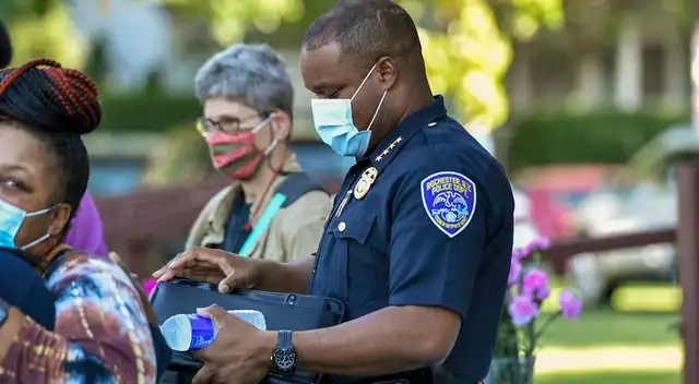 Policías causan indignación por maltratar a una menor de edad en Rochester