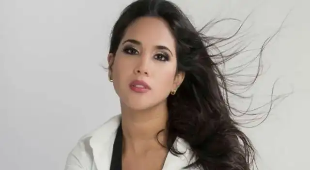 Melissa Paredes rompió en llanto al recibir felicitaciones de su hija.