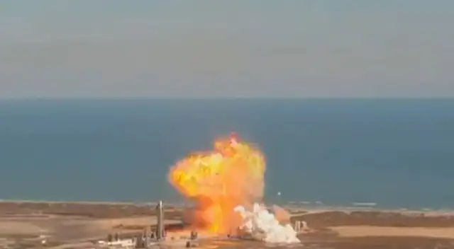 Imágenes del momento en que prototipo de cohete SpaceX explota al aterrizar.