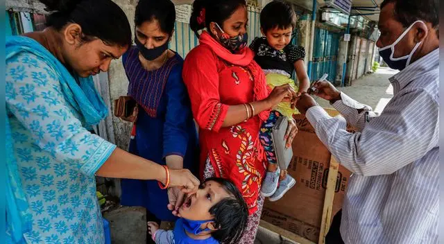 Un trabajador de salud administra la vacuna contra la polio a un niño en Calcuta, India, el domingo 22 de noviembre de 2020. Un trabajador de salud administra la vacuna contra la polio a un niño en Calcuta, India, el domingo 22 de noviembre de 2020.