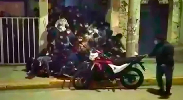 El local no superaba los 50 metros cuadrados y habían más de 150 personas. El local no superaba los 50 metros cuadrados y habían más de 150 personas.