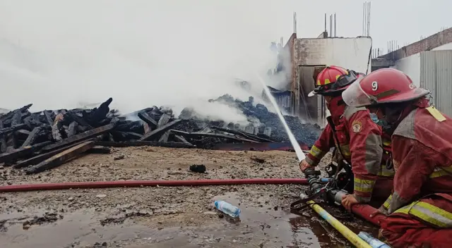 El depósito de maderas se incendió alrededor de las 3 a. m. El depósito de maderas se incendió alrededor de las 3 a. m.