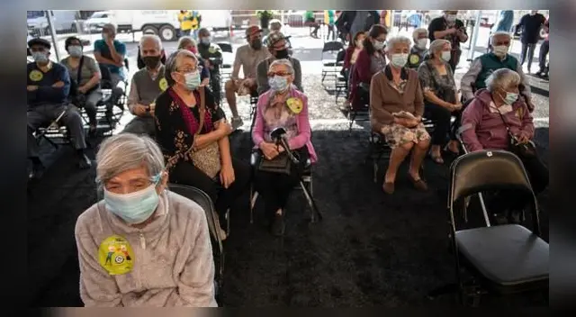 Los adultos mayores fueron los primeros en llegar a los centros de vacunación contra la Covid-19.