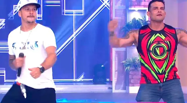 Mario Hart y Christian Domínguez intentaron replicar en vivo algunas coreografías de Combate, pero no todo resultó como esperaban. Mario Hart y Christian Domínguez intentaron replicar en vivo algunas coreografías de Combate, pero no todo resultó como esperaban.