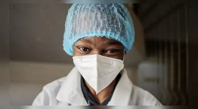 Una enfermera del hospital Lancet Nectare espera al próximo paciente para realizar una prueba de coronavirus COVID-19 en Johannesburgo, Sudáfrica.