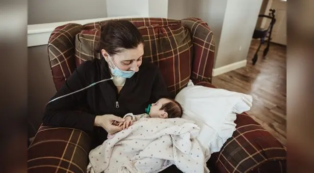 Una mujer estadounidense ha conocido a su bebé casi tres meses después de dar a luz.