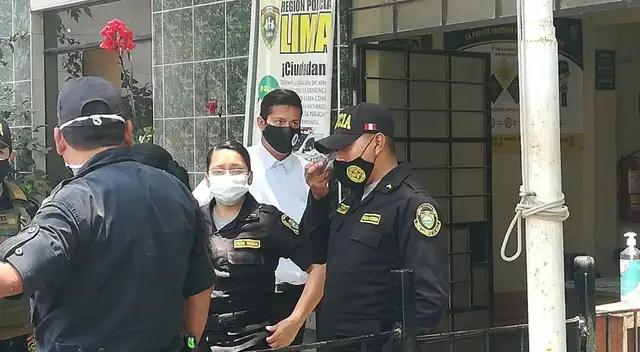 Los falsos agentes portaban uniformes y credenciales adulterados de la Municipalidad de San Juan de Miraflores.