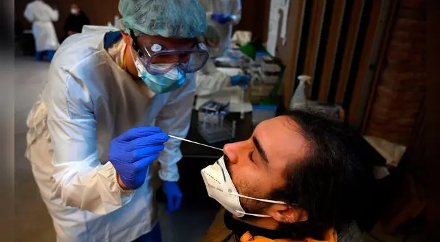 La incidencia acumulada de la COVID-19 se sitúa por encima de los 800 casos por cada 100.000 habitantes en España, según estimaciones oficiales. Foto: AFP