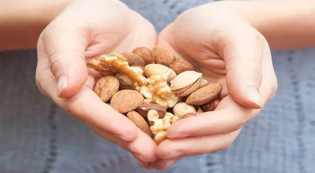 Incluye alimentos ricos en magnesio.