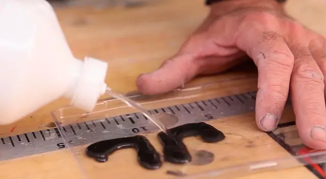 Despega las partes con alcohol. Despega las partes con alcohol.