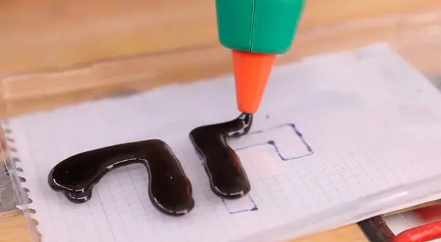 Utiliza silicona caliente para hacer las partes del soporte. Utiliza silicona caliente para hacer las partes del soporte.