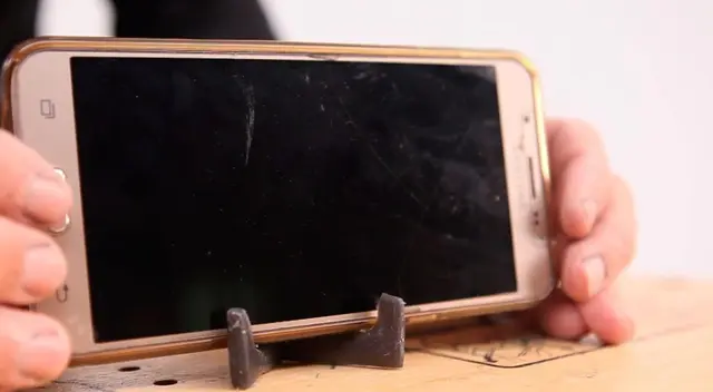 Hazlo tú mismo. Un soporte para tu celular con silicona. Hazlo tú mismo. Un soporte para tu celular con silicona.
