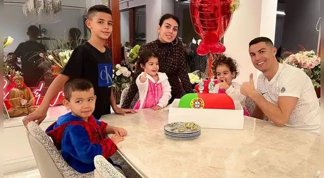 Cristiano Ronaldo festejó sus 36 años con su famila.
