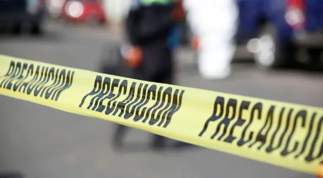 Los hombres comenzaron a golpearse y minutos después uno de ellos sacó un arma de fuego.