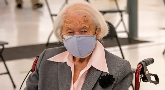 Maria Aulenbacher posando en el día de su vacunación contra el coronavirus. Maria Aulenbacher posando en el día de su vacunación contra el coronavirus.