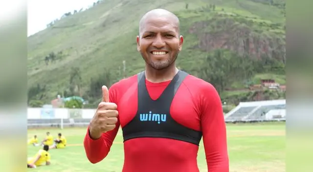 Jorge Molina muestra feliz el GPS