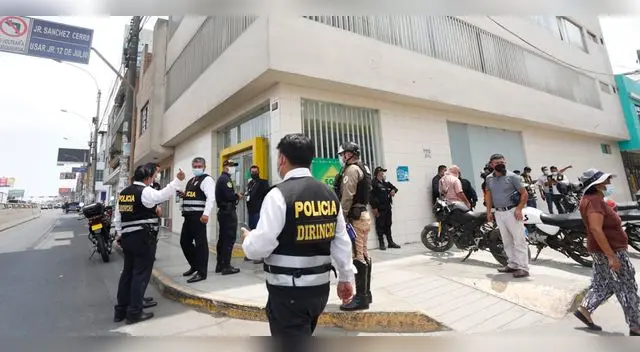 motorizados asaltan Mi Banco