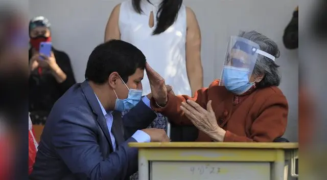 El candidato Andrés Arauz acompaña a su abuela Flor Cervina Galarza, de 106 años, a votar hoy, en Quito (Ecuador). EFE/ José Jácome