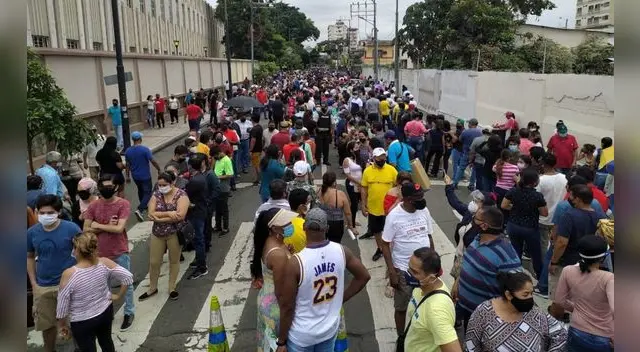 Votantes ecuatorianos manteniendo la distancia social afuera de la Parroquia Tarqui, que fue elegido como local de votación este domingo. Votantes ecuatorianos manteniendo la distancia social afuera de la Parroquia Tarqui, que fue elegido como local de votación este domingo.