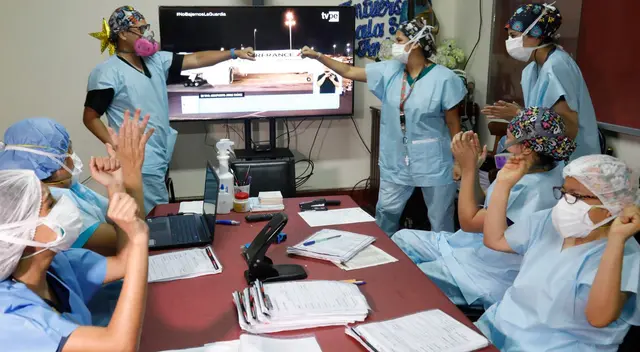 El personal de salud siguió la transmisión en vivo del aterrizaje del avión de Air France que trasladó las 300 mil dosis de vacunas.