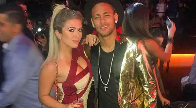 Neymar posa junto a su hermana.