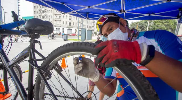 Experto repara llanta de bicicleta Experto repara llanta de bicicleta