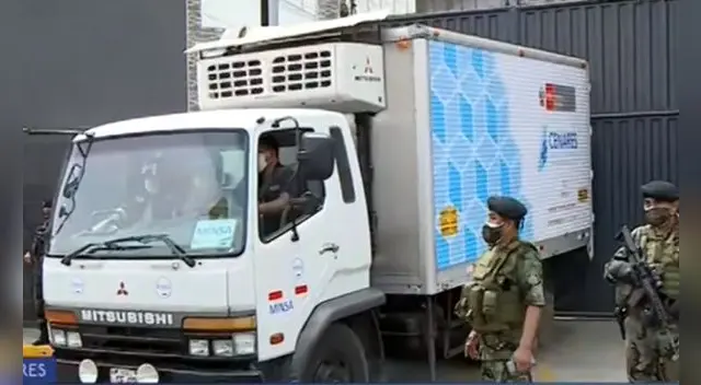 Un camión con las dosis sale del almacén de Cenares.