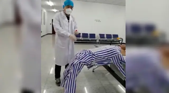 El personal de salud chino indica los procedimientos de toma de muestra de COVID-19, vía anal. El personal de salud chino indica los procedimientos de toma de muestra de COVID-19, vía anal.