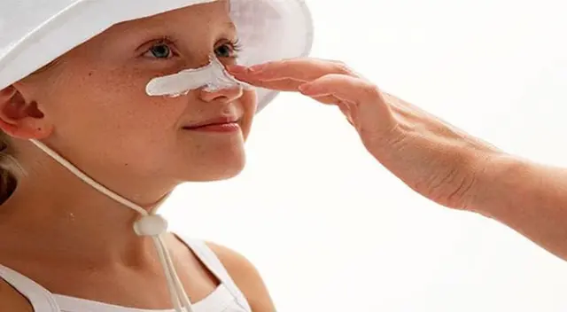 Protege a los niños con bloqueadores o protectores solares.