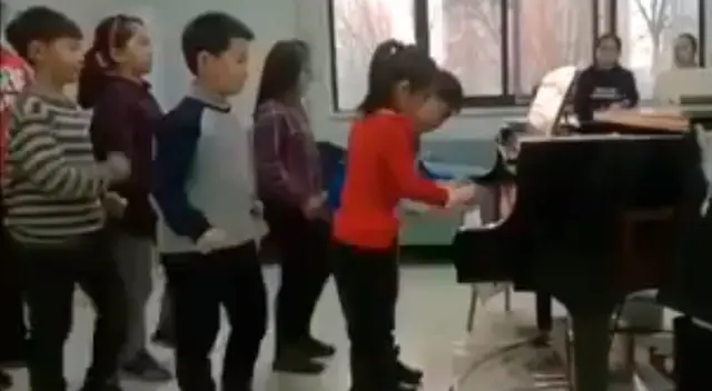 Lo que más se resalta del video es la disciplina de los niños frente a un género musical muy difícil de tocar. Lo que más se resalta del video es la disciplina de los niños frente a un género musical muy difícil de tocar.