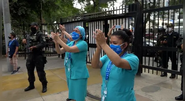 recibieron con aplausos la llegada de vacuna Sinopharm