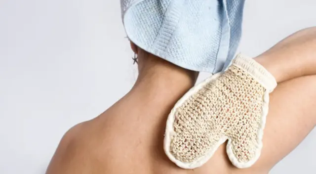 Otras zonas del cuerpo como los brazos, codos y pies también necesitan ser exfoliados y humectados. Otras zonas del cuerpo como los brazos, codos y pies también necesitan ser exfoliados y humectados.