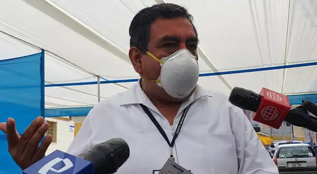 Carlos Santillán, director del hospital San Bartolomé, expresó su emoción tras recibir la vacuna contra la COVID-19.