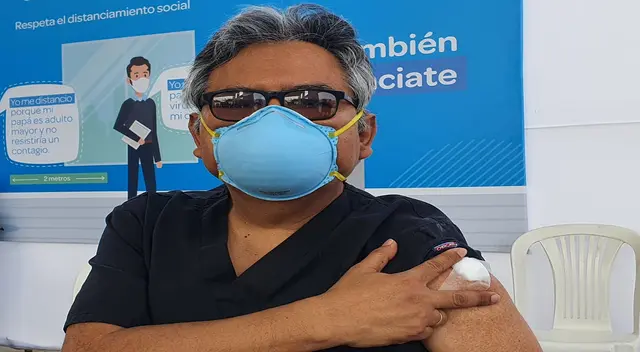 El jefe de guardia de Emergencias, fue el primer médico de EsSalud en ser inmunizado El jefe de guardia de Emergencias, fue el primer médico de EsSalud en ser inmunizado