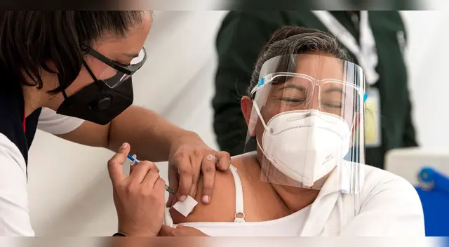 De momento, la vacuna de AstraZeneca/Oxford presenta una eficacia media del 70%.