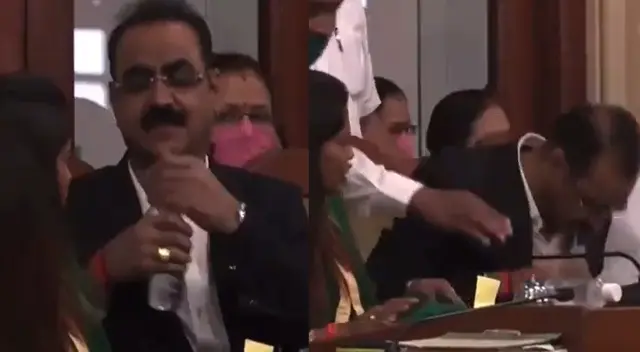 El desafortunado momento quedó grabado y el video se hizo viral en las redes sociales.