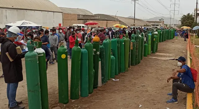 Los familiares de pacientes con COVID-19 esperan alrededor de 3 a más días para la recarga de de balones con oxígeno medicinal en Villa El Salvador. Los familiares de pacientes con COVID-19 esperan alrededor de 3 a más días para la recarga de de balones con oxígeno medicinal en Villa El Salvador.