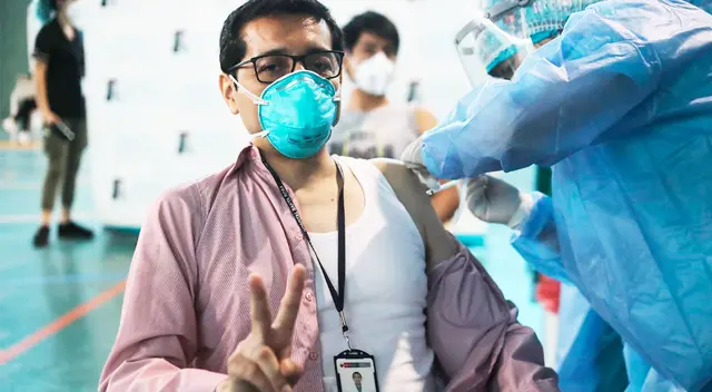 Inició jornada de vacunación contra la COVID-19 al personal de salud de primera línea en hospitales de todo el Perú. Inició jornada de vacunación contra la COVID-19 al personal de salud de primera línea en hospitales de todo el Perú.