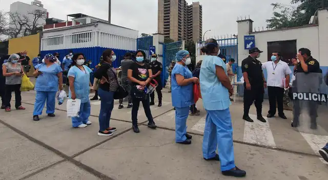 Trabajadores médicos indicaron que les informaron que podían recibir la primera dosis de la vacuna luego de su turno de guardia, pero no se encontraban registrados en el padrón oficial.