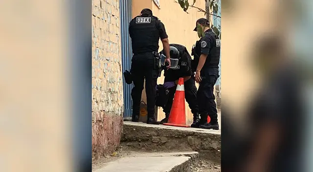 Los vecinos alertaron al serenazgo de la presencia de una granada en la puerta del local comunal “Los Topacios”. Los vecinos alertaron al serenazgo de la presencia de una granada en la puerta del local comunal “Los Topacios”.